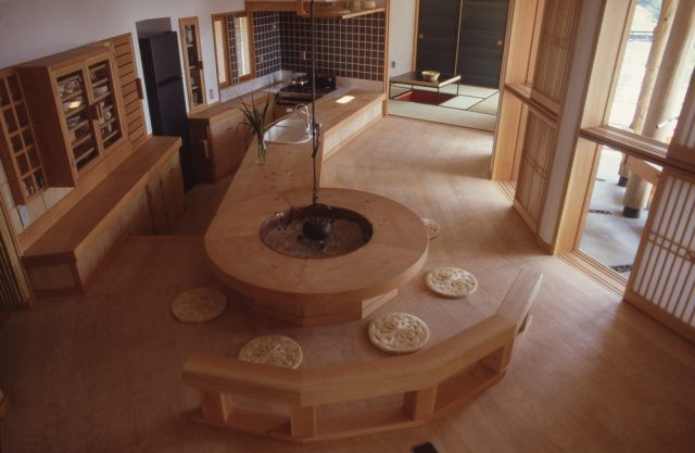 囲炉裏テーブルと露天風呂のある別荘（茨城県日立）の画像